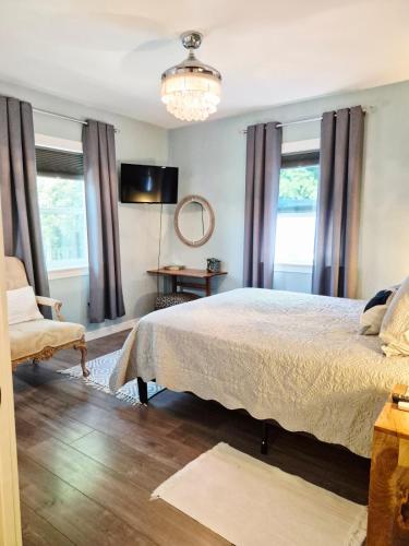 a bedroom with a bed and a chandelier at Garden Clara in Yuba City