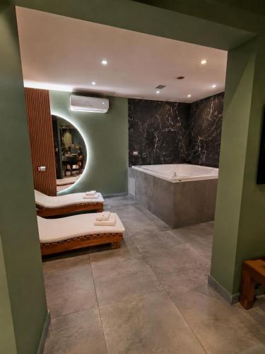 a bathroom with a bath tub and a bath tub at Hotel Castelar suit in Castelar