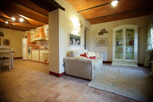 a living room with a couch and a kitchen at Agriturismo Villa Le Vigne in Montevarchi
