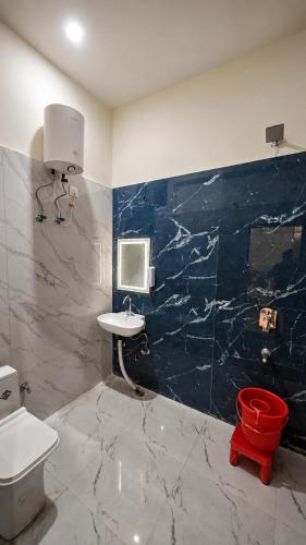 a bathroom with a white toilet and a sink at The Grand Girivar Vrindavan # Lavis & Luxury Rooms # in Vrindāvan