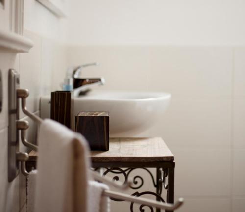 een badkamer met een witte wastafel op een tafel bij Le Rondini in Grions del Torre
