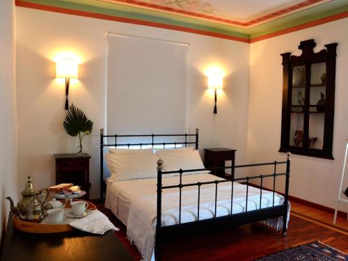 a bedroom with a bed and two lamps and a table at Le Rondini in Grions del Torre