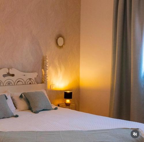 a bedroom with a bed with a white bedspread at Villa balcón de azuaje in Moya