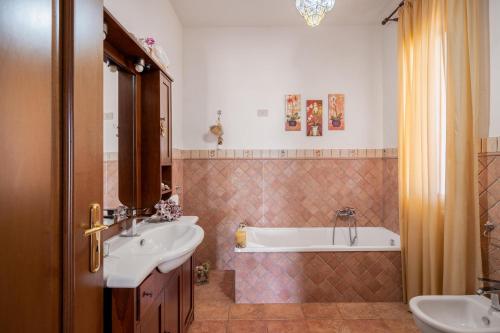 a bathroom with two sinks and a bath tub at Villa Tiffany in Marsala