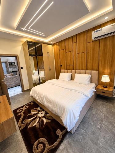 ein Schlafzimmer mit einem großen weißen Bett in einem Zimmer in der Unterkunft Futuretrendhomes in Jahi