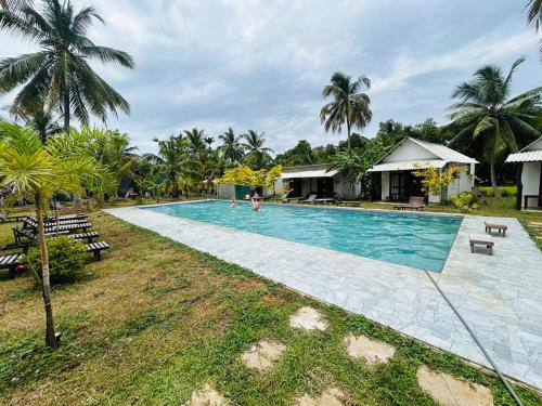 an image of a swimming pool at a resort at Hotel Mandara Udawalawe in Udawalawe