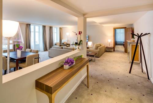 Uma área de estar em Lausanne Palace