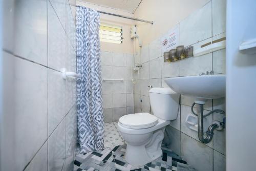 a bathroom with a toilet and a sink at Silverise Guest House in El Nido