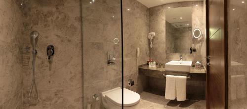 un bagno con doccia, WC e lavandino di Bricks Hotel İstanbul a Istanbul