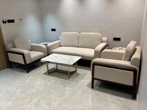 a waiting room with two couches and a table at The Chinmaye Grand in Bhāgalpur