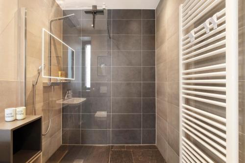 a bathroom with a shower and a sink at Studio-Wohnung Lichtblick in Gersthofen