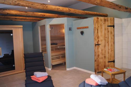 un soggiorno con due sedie e una cucina di Ferienhaus nahe Ostsee mit Sauna, Kamin & eingezäuntem Garten,Hund willkommen a Rabenholz