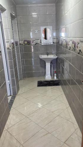 a bathroom with a sink and a mirror at Appartement proche mer 