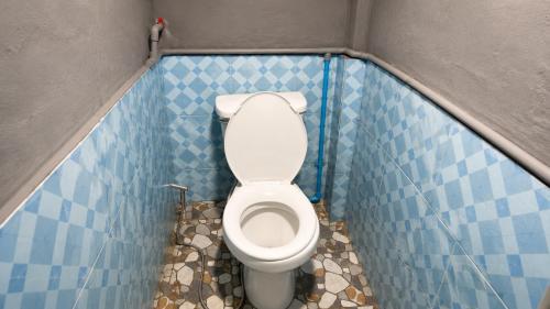 ein Badezimmer mit einer Toilette in einer Kabine in der Unterkunft โรงแรมคุ้มเดช - KoomDech Hotel in Sattahip