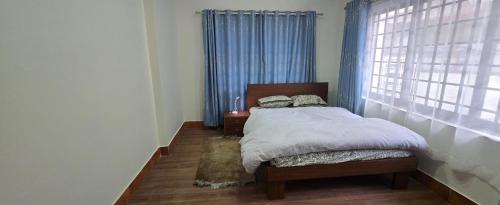 a small bedroom with a bed and a window at Aangan Homestay in Pātan