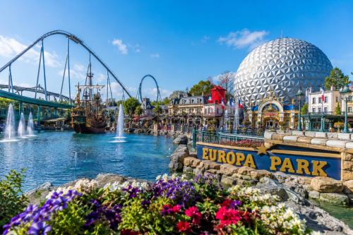 aorld park with a water park and a roller coaster at Le Patio - à 20 minutes d'Europa-Park in Rhinau