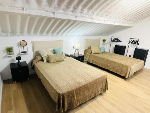 a bedroom with two beds in a room at Villa 1-12 Personas a 3 minutos de las playas in Villanueva de Arosa
