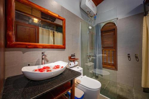a bathroom with a sink and a toilet at Hoianbang Beach Front Villa and Restaurant in An Bàn (2)