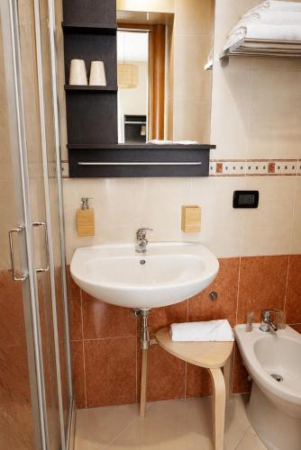 a bathroom with a sink and a toilet at Istmo Room and Breakfast in Lesina