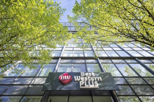 a building with a bvs sign in front of it at Best Western Plus Hotel Dresden City in Dresden