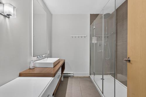 a bathroom with a sink and a shower at Welcome to La Cabine de Charlevoix in Petite-Rivière-Saint-François