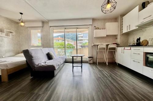 Bright studio with terrace near the tram