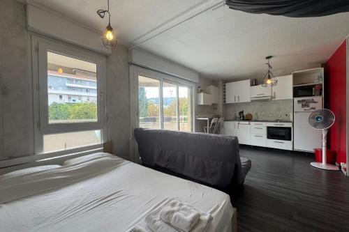 Bright studio with terrace near the tram