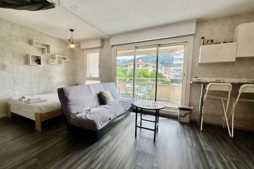 Bright studio with terrace near the tram