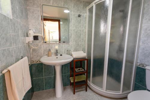 a bathroom with a sink and a shower at Apartamento Playa de Lires in Cee