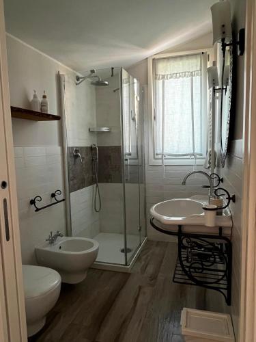 a bathroom with a shower and a toilet and a sink at B&B Nadine Forlì - boutique eco stay con parcheggio gratuito in Forlì