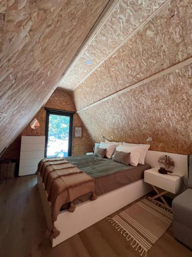 ein Schlafzimmer mit einem großen Bett im Dachgeschoss in der Unterkunft Zebral in Vieira do Minho