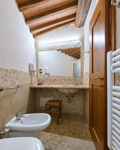 a bathroom with a sink and a toilet and a mirror at Le Fonti A San Giorgio in Montespertoli