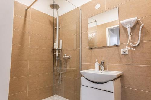 Superbly Central 9 Rooms Complex Ideal for 25 People