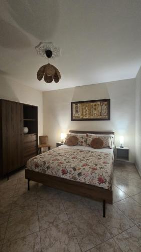 ein Schlafzimmer mit Bett und Deckenventilator in der Unterkunft Casa Ma in Capurso