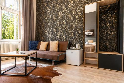 Superbly Central 9 Rooms Complex Ideal for 25 People