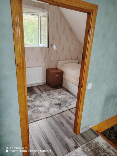 ein kleines Zimmer mit einem Bett und einem Fenster in der Unterkunft AGA Frame in Qusar