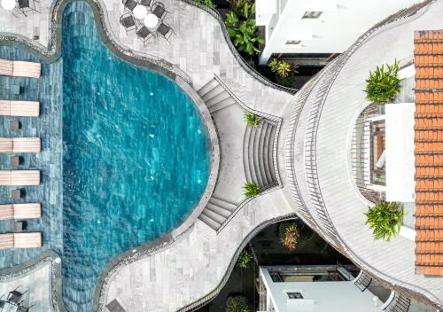 an overhead view of a swimming pool in a building at Faifo Boutique Hotel & Spa in Thanh Ðông (1)