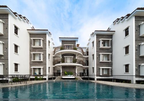 an apartment building with a pool in front of it at Faifo Boutique Hotel & Spa in Thanh Ðông (1)
