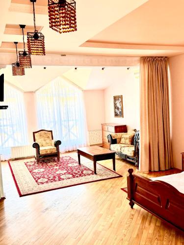 ein großes Wohnzimmer mit einem Bett und einer Couch in der Unterkunft Okolytsya in Riwne