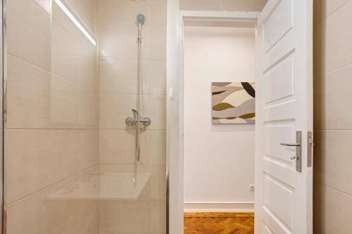 Spacious Tailor Made Flat with AC in Areeiro