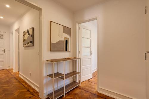 Spacious Tailor Made Flat with AC in Areeiro