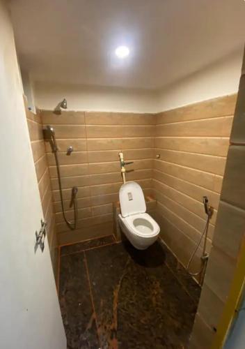 a bathroom with a white toilet in a stall at Whispring hills hotel in Sodākor
