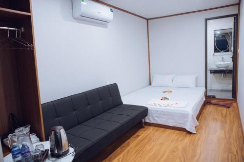 a small room with a couch and a bed at Thái house Mộc Châu in Bản Chiềng Di