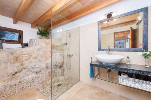 ein Badezimmer mit Waschbecken und Dusche in der Unterkunft Cal Tio in Caimari