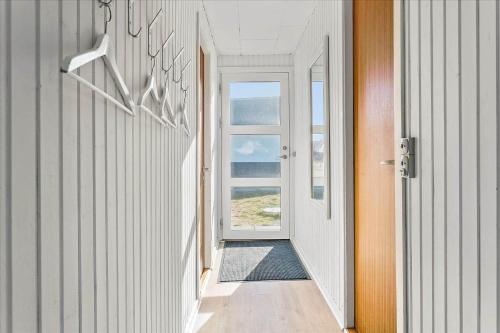 a hallway with a door leading to a window at 828-Thisted-Orredvej-13 in Thisted