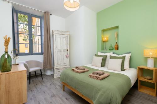 a bedroom with a bed with two towels on it at T2 Design Centre Cité 10 min in Carcassonne