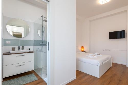 Modern Apartment with Balcony in Milan for 4