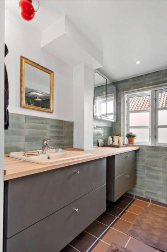 a large kitchen with a sink and a mirror at R530-Store-Heddinge-Straedet-10 in Holtug
