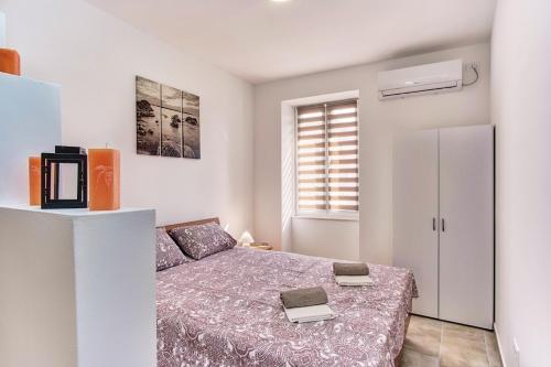 Cozy Apartment Silva near center with jacuzzi and parking