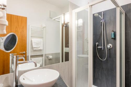 une salle de bains avec douche, toilettes et lavabo dans l'établissement Hotel Traube, à Bressanone